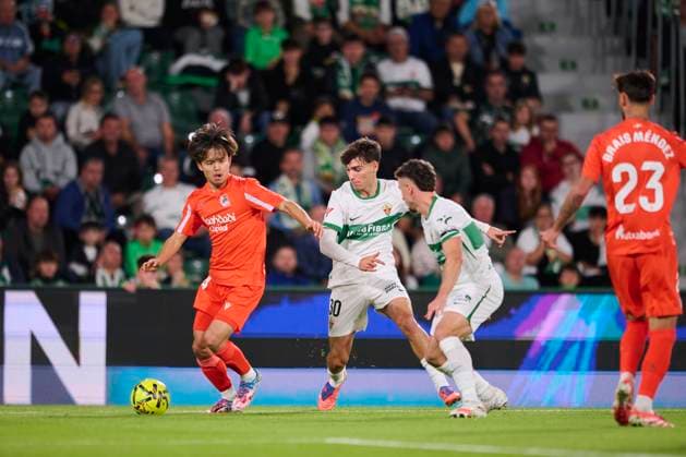 November 7, 2025, Elche, Alicante, Spain: Takefusa Kubo of Real Sociedad competes for the ball with Rodrigo Mendoza of Elche CF during the Spanish League, LaLiga EA Sports, football match played between Elche CF and Real Sociedad at Estadio Manuel Martinez Valero on November 7, 2025 in Elche, Alicante, Spain. Elche Spain - ZUMAa181 20251107_zaa_a181_196 Copyright: xFranciscoxMaciax