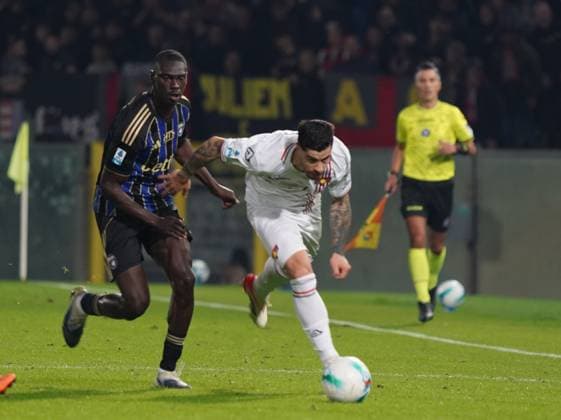 Cremonese s Jeremy Sarmiento in action ...During the Serie A soccer match between Pisa and Cremonese at the Cetilar Arena Romeo Anconetani Stadium in Pisa; Center West Italy; saturday November 07; 2025 ; Soccer  Copyright: xAlessandroxLaxRocca LaPressex