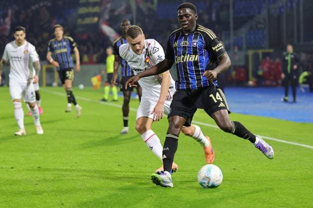 Pisa S.C. v U.S. Cremonese - Campionato Serie A Ebenezer Akinsanmiro of Pisa SC controls the ball during the Italian Serie A football match between Pisa S.C. and U.S. Cremonese ,on November 7 ,2025 at the Arena Garibaldi-Romeo Anconetani Stadium in Pisa. Pisa PI Italy  Copyright: xAndreaxMartinix originalFilename:martini-pisascvu251107_npeLE.jpg