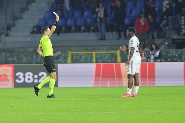 Pisa S.C. v U.S. Cremonese - Campionato Serie A Referee Matteo Marcenaro shows Yellow to Mikayil Faye of US Cremonese during the Italian Serie A football match between Pisa S.C. and U.S. Cremonese ,on November 7 ,2025 at the Arena Garibaldi-Romeo Anconetani Stadium in Pisa. Pisa PI Italy  Copyright: xAndreaxMartinix originalFilename:martini-pisascvu251107_npzBh.jpg