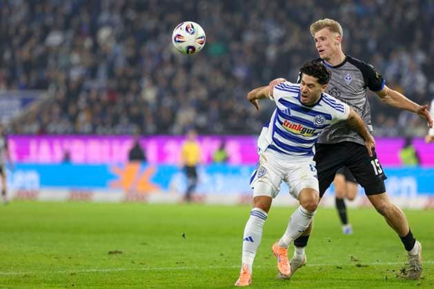 Duisburg, Germany, 07 11 25 Mert Göckan MSV Duisburg and Malte Karbstein SV Waldhof Mannheim fighting for the ball during the match of the 3 Liga MSV Duisburg vs SV Waldhof Mannheim in the schauinsland reisen arena Duisburg schauinsland reisen arena North Rhine Westphalia Germany Copyright: xBrauer-Fotoagenturx xAdrianxSchlx