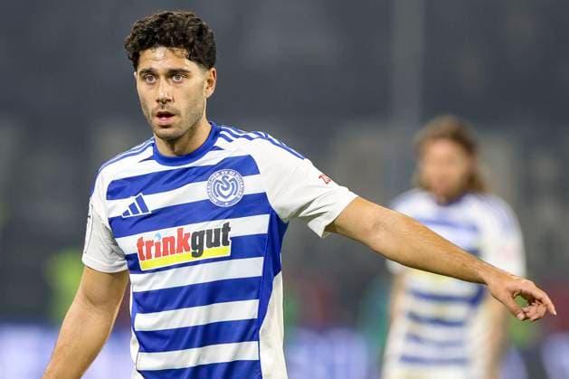 Duisburg, Germany, 07 11 25 Mert Göckan MSV Duisburg gestures, gestures during the match of the 3 Liga MSV Duisburg against SV Waldhof Mannheim in the schauinsland reisen arena Duisburg schauinsland reisen arena North Rhine Westphalia Germany Copyright: xBrauer-Fotoagenturx xAdrianxSchlx