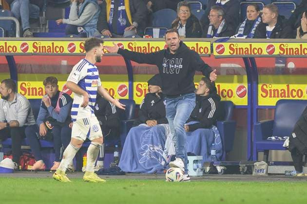 Duisburg, Germany, 07 11 25 Coach Dietmar Hirsch MSV Duisburg gestures, gestures during the match of the 3 Liga MSV Duisburg against SV Waldhof Mannheim in the schauinsland reisen arena Duisburg schauinsland reisen arena North Rhine Westphalia Germany Copyright: xBrauer-Fotoagenturx xAdrianxSchlx