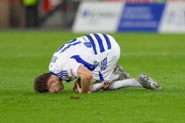 Duisburg, Germany, 07 11 25 Steffen Meuer MSV Duisburg lies injured on the ground during the match of the 3 Liga MSV Duisburg against SV Waldhof Mannheim in the schauinsland reisen arena Duisburg schauinsland reisen arena North Rhine Westphalia Germany Copyright: xBrauer-Fotoagenturx xAdrianxSchlx