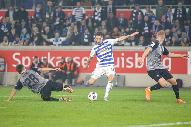 Duisburg, Germany, 07 11 25 Diego Michel SV Waldhof Mannheim and Conor Noß MSV Duisburg fighting for the ball during the match of the 3 Liga MSV Duisburg vs SV Waldhof Mannheim at schauinsland reisen arena Duisburg schauinsland reisen arena North Rhine Westphalia Germany Copyright: xBrauer-Fotoagenturx xAdrianxSchlx
