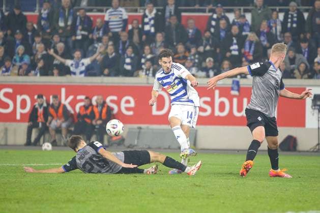 Duisburg, Germany, 07 11 25 Diego Michel SV Waldhof Mannheim and Conor Noß MSV Duisburg fighting for the ball during the match of the 3 Liga MSV Duisburg vs SV Waldhof Mannheim at schauinsland reisen arena Duisburg schauinsland reisen arena North Rhine Westphalia Germany Copyright: xBrauer-Fotoagenturx xAdrianxSchlx