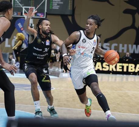 Chip Flanigan Braunschweiger Basketball Loewen , Leonhard Thorpe Jr Veolia Towers Hamburg Basketball, Men, Season 2025 2026, easyCredit Basketball Bundesliga, Basketball Loewen Braunschweig vs Veolia Towers Hamburg