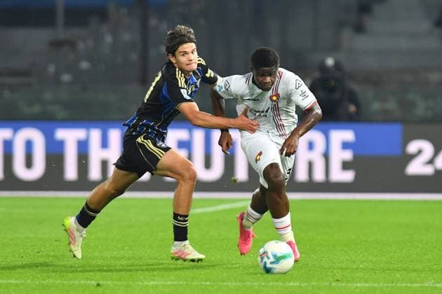 CALCIO - Serie A - Pisa SC vs US Cremonese Isak Vural (Pisa) Mikayil Ngor Faye (Cremonese) during Pisa SC vs US Cremonese, Italian soccer Serie A match in Pisa, Italy, November 07 2025 Pisa Italy  Copyright: xIPAxSport ABACAx