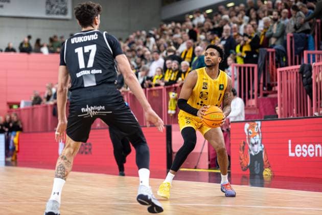 Tigers Tuebingen Giessen 46ers, Men, 2 Bundesliga, Barmer 2 Basketball Bundesliga, pro A, 7 Spieltag, Spielzeit 2025 2026, 07 11 2025 Bernard Pelote Tigers Tuebingen, 01 vs Domagoj Vukovic Giessen 46ers, 17