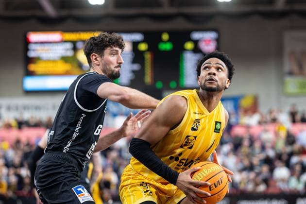 Tigers Tuebingen Giessen 46ers, Herren, 2 Bundesliga, Barmer 2 Basketball Bundesliga, pro A, 7 Spieltag, Spielzeit 2025 2026, 07 11 2025 Bernard Pelote Tigers Tuebingen, 01 am Korb gegen Domagoj Vukovic Giessen 46ers, 17