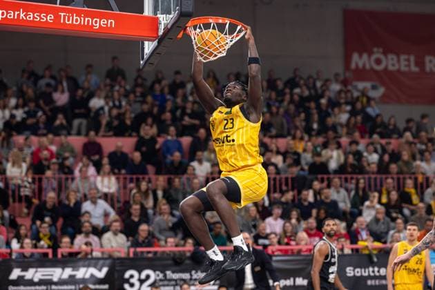 Tigers Tuebingen Giessen 46ers, Herren, 2 Bundesliga, Barmer 2 Basketball Bundesliga, pro A, 7 Spieltag, Spielzeit 2025 2026, 07 11 2025 Melkisedek Moreaux Tigers Tuebingen, 23 beim Dunking, haengend am Korb