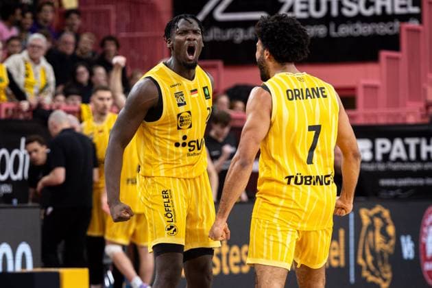 Tigers Tuebingen Giessen 46ers, Herren, 2 Bundesliga, Barmer 2 Basketball Bundesliga, pro A, 7 Spieltag, Spielzeit 2025 2026, 07 11 2025 Melkisedek Moreaux Tigers Tuebingen, 23 celebrates with Silas Oriane Tigers Tuebingen, 07
