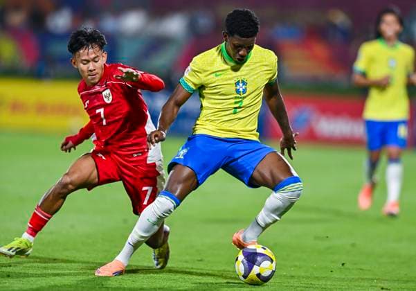 Brazil v Indonesia: Group H - FIFA U-17 World Cup Qatar 2025 Ruan Pablo (R) of Brazil and Zahaby Gholy of Indonesia in action during the FIFA U-17 World Cup Qatar 2025 Group E match between Brazil and Indonesia in Doha, Qatar, on November 7, 2025. DOHA Qatar Copyright: xNOUSHADx