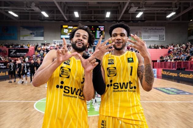 Tigers Tuebingen Giessen 46ers, Herren, 2 Bundesliga, Barmer 2 Basketball Bundesliga, pro A, 7 Spieltag, Spielzeit 2025 2026, 07 11 2025 Miles Tention Tigers Tuebingen, 03 and Bernard Pelote Tigers Tuebingen, 01 celebrate after the victory