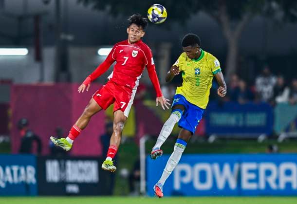 Brazil v Indonesia: Group H - FIFA U-17 World Cup Qatar 2025 Vitor Hugo (R) of Brazil and Zahaby Gholy of Indonesia in action during the FIFA U-17 World Cup Qatar 2025 Group E match between Brazil and Indonesia in Doha, Qatar, on November 7, 2025. DOHA Qatar Copyright: xNOUSHADx