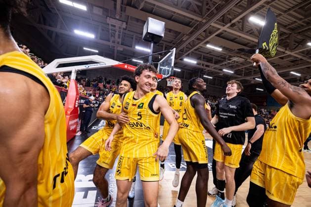 Tigers Tuebingen Giessen 46ers, Herren, 2 Bundesliga, Barmer 2 Basketball Bundesliga, pro A, 7 Spieltag, Spielzeit 2025 2026, 07 11 2025 The Tigers team celebrates after the victory with Kaya Bayram Tigers Tuebingen, 05