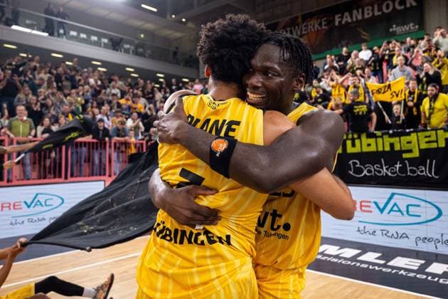 Tigers Tuebingen Giessen 46ers, Herren, 2 Bundesliga, Barmer 2 Basketball Bundesliga, pro A, 7 Spieltag, Spielzeit 2025 2026, 07 11 2025 Melkisedek Moreaux Tigers Tuebingen, 23 and Silas Oriane Tigers Tuebingen, 07 are in each others arms
