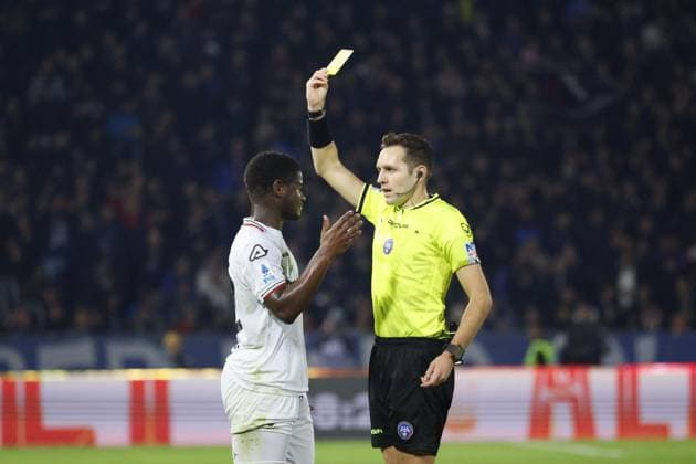 November 7, 2025, Pisa, ITALIA: Cremonese s Mikayil Faye got yellow card from referee Matteo Marcenaro during the Italian Serie A soccer match Pisa SC vs Cremonese at Arena Garibaldi stadium in Pisa, Italy, 7 November 2025. ANSA ENRICO MATTIA DEL PUNTA. Serie A: Pisa - Cremonese  - ZUMAa110 20251107_zaf_a110_069 Copyright: xEnricoxMattiaxDelxPuntax