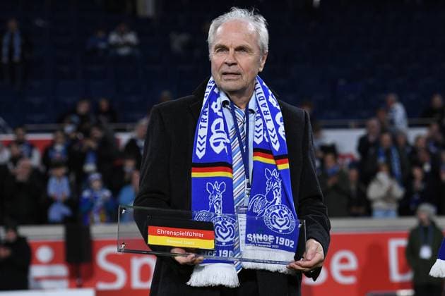Fußball 3 Liga 14 Spieltag MSV Duisburg SV Waldhof Mannheim am 07 11 2025 in der Schauinsland Reisen Arena in Duisburg Bernard Ennatz Dietz am 07 11 2025 im Rahmen des DFB Bundestages zum Ehrenspielführer der deutschen Nationalmannschaft ernannt worden DFB regulations prohibit any use of photographs as image sequences and or quasi video xRx