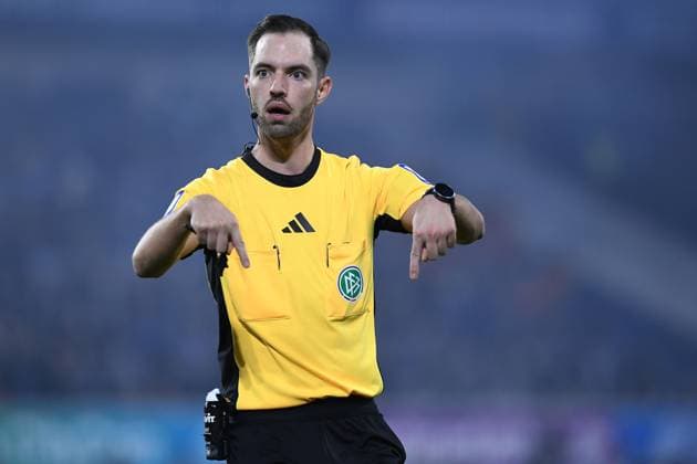 Soccer 3 Liga 14 Matchday MSV Duisburg SV Waldhof Mannheim on 07 11 2025 at Schauinsland Reisen Arena in Duisburg Referee Cristian Ballweg DFB regulations prohibit any use of photographs as image sequences and or quasi video xRx