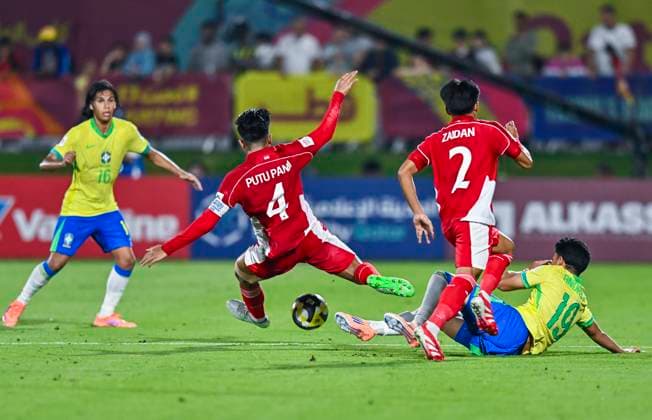 Brazil v Indonesia: Group H - FIFA U-17 World Cup Qatar 2025 Andrey Fernandes (bottom-R) of Brazil and Putu Panji (C) of Indonesia in action during the FIFA U-17 World Cup Qatar 2025 Group E match between Brazil and Indonesia in Doha, Qatar, on November 7, 2025. DOHA Qatar Copyright: xNOUSHADx