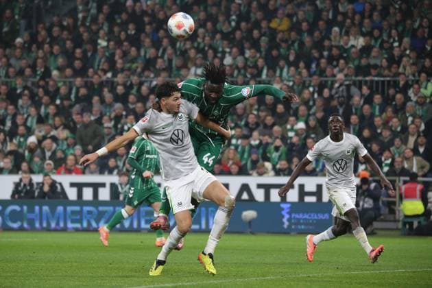 07 11 2025, xmohx, Soccer 1 Bundesliga, SV Werder Bremen VfL Wolfsburg v l Jenson Seelt VfL Wolfsburg Victor Boniface SV Werder Bremen Zweikampf, Aktion, action, battle for the ball DFL DFB REGULATIONS PROHIBIT ANY USE OF PHOTOGRAPHS as IMAGE SEQUENCES and or QUASI VIDEO Bremen