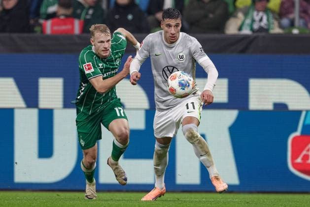 from left Marco Grüll SV Werder Bremen, 17 and Adam Daghim VfL Wolfsburg, 11 in a duel, dynamic, action, action, game scene, THE DFL GUIDELINES PROHIBIT ANY USE OF PHOTOGRAPHS AS IMAGE SEQUENCES AND OR QUASI VIDEO DFL REGULATIONS PROHIBIT ANY USE OF PHOTOGRAPHS AS IMAGE SEQUENCES AND OR QUASI VIDEO , 07 11 2025, Bremen Germany , Football, Bundesliga, SV Werder Bremen VfL Wolfsburg xobx