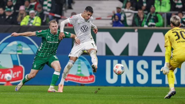 from left Marco Grüll SV Werder Bremen, 17 and Adam Daghim VfL Wolfsburg, 11 , Mio Backhaus goalkeeper, goalkeeper, SV Werder Bremen, 30 in duel, duel, dynamics, action, action, game scene, THE DFL GUIDELINES PROHIBIT ANY USE OF PHOTOGRAPHS AS IMAGE SEQUENCES AND OR QUASI VIDEO DFL REGULATIONS PROHIBIT ANY USE OF PHOTOGRAPHS AS IMAGE SEQUENCES AND OR QUASI VIDEO , 07 11 2025, Bremen Germany , Football, Bundesliga, SV Werder Bremen VfL Wolfsburg xobx