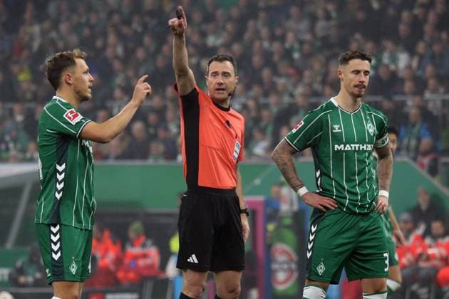 07 11 2025, xmohx, Soccer 1 Bundesliga, SV Werder Bremen VfL Wolfsburg v l Senne Lynen SV Werder Bremen Referee Referee Felix Zwayer Marco Friedl SV Werder Bremen DFL DFB REGULATIONS PROHIBIT ANY USE OF PHOTOGRAPHS as IMAGE SEQUENCES and or QUASI VIDEO Bremen