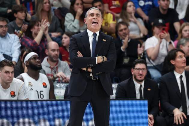 November 7, 2025, Barcelona, Barcelona, Spain: Sergio Scariolo, head coach of Real Madrid, gestures during the EuroLeague Regular Season Round 9 match played between FC Barcelona, Barca and Real Madrid at Palau Blaugrana on November 07, 2025 in Barcelona, Spain. Barcelona Spain - ZUMAa181 20251107_zaa_a181_209 Copyright: xJavierxBorregox