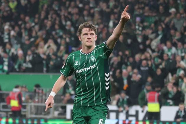 07 11 2025, xmohx, Fußball 1 Bundesliga, SV Werder Bremen VfL Wolfsburg v l Torjubel nach dem Tor zum celebrating the goal celebrate 1 1 durch Jens Stage SV Werder Bremen DFL DFB REGULATIONS PROHIBIT ANY USE OF PHOTOGRAPHS as IMAGE SEQUENCES and or QUASI VIDEO Bremen