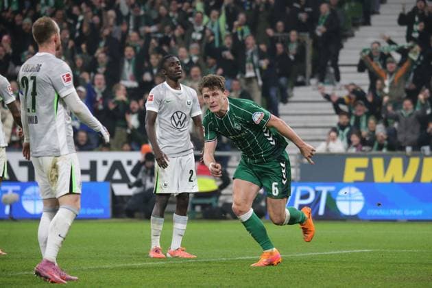 07 11 2025, xmohx, Fußball 1 Bundesliga, SV Werder Bremen VfL Wolfsburg v l Torjubel nach dem Tor zum celebrating the goal celebrate 1 1 durch Jens Stage SV Werder Bremen DFL DFB REGULATIONS PROHIBIT ANY USE OF PHOTOGRAPHS as IMAGE SEQUENCES and or QUASI VIDEO Bremen
