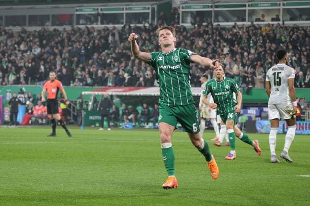 07 11 2025, xmohx, Fußball 1 Bundesliga, SV Werder Bremen VfL Wolfsburg v l Torjubel nach dem Tor zum celebrating the goal celebrate 1 1 durch Jens Stage SV Werder Bremen DFL DFB REGULATIONS PROHIBIT ANY USE OF PHOTOGRAPHS as IMAGE SEQUENCES and or QUASI VIDEO Bremen
