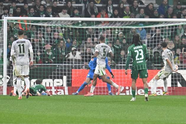 GER, 1 FBL, SV Werder Bremen vs VfL Wolfsburg 07 11 2025, wohninvest Weserstadion, Bremen, GER, 1 FBL, SV Werder Bremen vs VfL Wolfsburg in the picture picture shows goal to 1 1 goal scorer Jens Stage SV Werder Bremen 06 scores to 1 1 into the goal of goalkeeper Kamil Grabara VfL Wolfsburg 01 nordphotoxGmbHx xKokenge nph00001