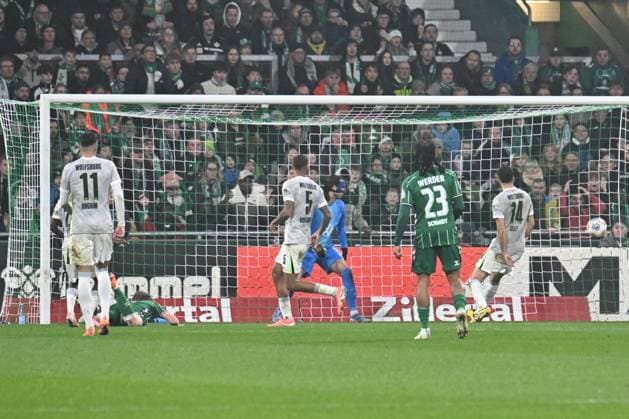 GER, 1 FBL, SV Werder Bremen vs VfL Wolfsburg 07 11 2025, wohninvest Weserstadion, Bremen, GER, 1 FBL, SV Werder Bremen vs VfL Wolfsburg in the picture picture shows goal to 1 1 goal scorer Jens Stage SV Werder Bremen 06 scores to 1 1 into the goal of goalkeeper Kamil Grabara VfL Wolfsburg 01 nordphotoxGmbHx xKokenge nph00001