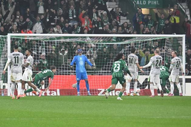 GER, 1 FBL, SV Werder Bremen vs VfL Wolfsburg 07 11 2025, wohninvest Weserstadion, Bremen, GER, 1 FBL, SV Werder Bremen vs VfL Wolfsburg in the picture picture shows goal to 1 1 goal scorer Jens Stage SV Werder Bremen 06 scores to 1 1 into the goal of goalkeeper Kamil Grabara VfL Wolfsburg 01 nordphotoxGmbHx xKokenge nph00001
