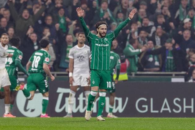 Leonardo Bittencourt SV Werder Bremen, 10 with goal celebration, cheering, jubilant, optimistic, game scene, highlight, joy about the goal to 2 1, THE DFL REGULATIONS PROHIBIT ANY USE OF PHOTOGRAPHS AS IMAGE SEQUENCES AND OR QUASI VIDEO, 07 11 2025, Bremen Germany , Football, Bundesliga, SV Werder Bremen VfL Wolfsburg xobx