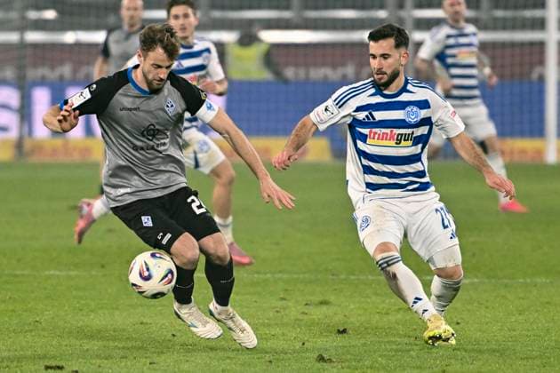 from left in duel Lukas Klünter Kluenter Mannheim 24 Can Coskun Duisburg 27 07 11 2025 Soccer MSV Duisburg vs SV Waldhof Mannheim, Schauinsland Reisen Arena, Duisburg, DFB DFL REGULATIONS PROHIBIT ANY USE OF PHOTOGRAPHS AS IMAGE SEQUENCES AND OR QUASI VIDEO Copyright: xpepphotox xHorstxMauelshagenx pep00321, pep_20251107_hm_190605