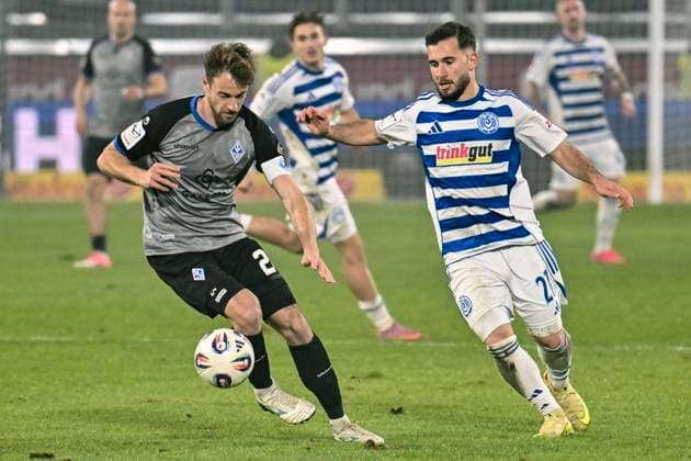 from left in duel Lukas Klünter Kluenter Mannheim 24 Can Coskun Duisburg 27 07 11 2025 Soccer MSV Duisburg vs SV Waldhof Mannheim, Schauinsland Reisen Arena, Duisburg, DFB DFL REGULATIONS PROHIBIT ANY USE OF PHOTOGRAPHS AS IMAGE SEQUENCES AND OR QUASI VIDEO Copyright: xpepphotox xHorstxMauelshagenx pep00321, pep_20251107_hm_190607