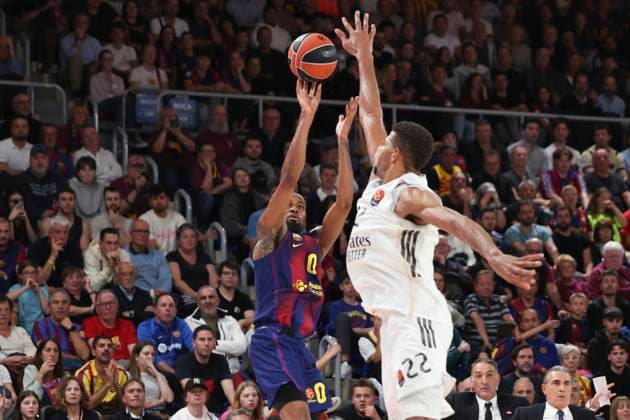 November 7, 2025, Barcelona, Barcelona, Spain: Kevin Punter of FC Barcelona, Barca and Edy Tavares of Real Madrid in action during the EuroLeague Regular Season Round 9 match played between FC Barcelona and Real Madrid at Palau Blaugrana on November 07, 2025 in Barcelona, Spain. Barcelona Spain - ZUMAa181 20251107_zaa_a181_226 Copyright: xJavierxBorregox