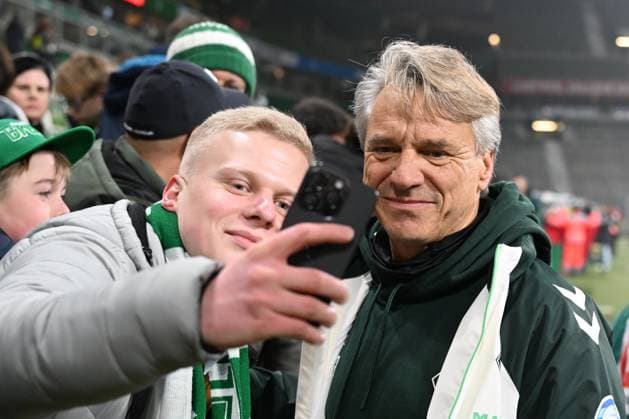 GER, 1 FBL, SV Werder Bremen vs VfL Wolfsburg 07 11 2025, wohninvest Weserstadion, Bremen, GER, 1 FBL, SV Werder Bremen vs VfL Wolfsburg in picture picture shows end of match final score 2 1 Fans take selfies with coach Horst Steffen Werder Bremen nordphotoxGmbHx xKokenge nph00001