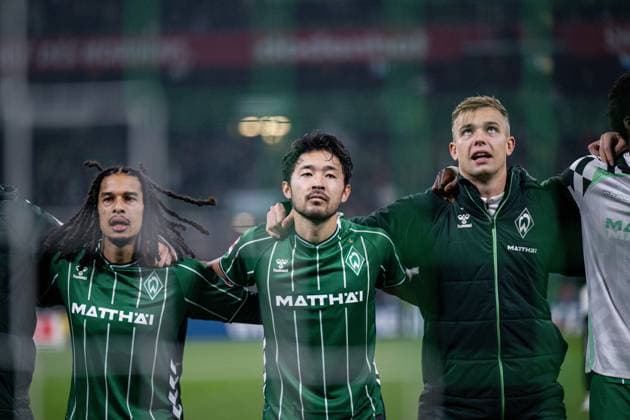 07 11 2025, Soccer, 1 Bundesliga, 10 Matchday Season 2025 2026, SV Werder Bremen VfL Wolfsburg, Isaac Schmidt SV Werder Bremen , Yukinari Sugawara SV Werder Bremen , Keke Topp SV Werder Bremen xRHR PHOTO TKx Copyright: RHR-FOTOx RHR-FOTO TK