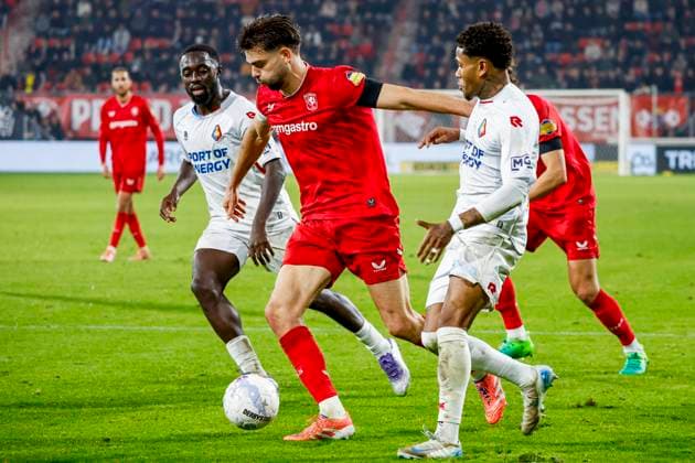 Robin Propper of FC Twente dribbles with the ball FC Twente v SC Telstar, Eredivisie, FC Twente 65 v Telstar 1963, De Grolsch Veste Stadium, November 7, 2025, Enschede, Netherlands.