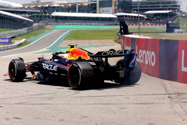 Formula 1 MSC Cruises Grande Premio de Sao Paulo 2025 07 11 2025, Autodromo Jose Carlos Pace, Interlagos, Formula 1 MSC Cruises Grande Premio de Sao Paulo 2025 , in the picture After his spin with a slight impact into the track barrier, Yuki Tsunoda JPN , Oracle Red Bull Racing drives back onto the track. nordphotoxGmbHx xBratic nph00250