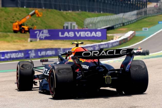 Formula 1 MSC Cruises Grande Premio de Sao Paulo 2025 07 11 2025, Autodromo Jose Carlos Pace, Interlagos, Formula 1 MSC Cruises Grande Premio de Sao Paulo 2025 , in the picture After his spin with a slight impact into the track barrier, Yuki Tsunoda JPN , Oracle Red Bull Racing drives back onto the track. nordphotoxGmbHx xBratic nph00250