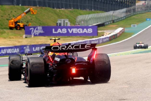 Formula 1 MSC Cruises Grande Premio de Sao Paulo 2025 07 11 2025, Autodromo Jose Carlos Pace, Interlagos, Formula 1 MSC Cruises Grande Premio de Sao Paulo 2025 , in the picture After his spin with a slight impact into the track barrier, Yuki Tsunoda JPN , Oracle Red Bull Racing drives back onto the track. nordphotoxGmbHx xBratic nph00250