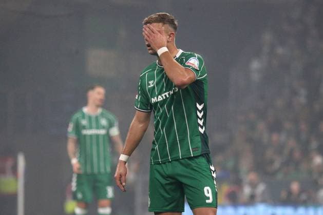 07 11 2025, xmohx, Soccer 1 Bundesliga, SV Werder Bremen VfL Wolfsburg v l Keke Topp SV Werder Bremen DFL DFB REGULATIONS PROHIBIT ANY USE OF PHOTOGRAPHS as IMAGE SEQUENCES and or QUASI VIDEO Bremen