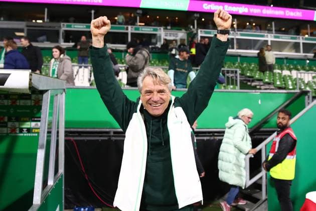 07 11 2025, xmohx, Soccer 1 Bundesliga, SV Werder Bremen VfL Wolfsburg v l jubilation, joy about the victory coach Horst Steffen SV Werder Bremen DFL DFB REGULATIONS PROHIBIT ANY USE OF PHOTOGRAPHS as IMAGE SEQUENCES and or QUASI VIDEO Bremen