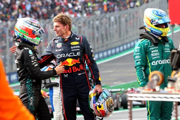 Formula 1 MSC Cruises Grande Premio de Sao Paulo 2025 07 11 2025, Autodromo Jose Carlos Pace, Interlagos, Formula 1 MSC Cruises Grande Premio de Sao Paulo 2025 , pictured Max Verstappen NLD , Oracle Red Bull Racing congratulates Andrea Kimi Antonelli ITA , Mercedes AMG Petronas Formula One Team on his 2nd place on the grid, Fernando Alonso ESP , Aston Martin Aramco Cognizant Formula One Team nordphotoxGmbHx xBratic nph00250