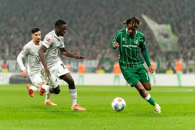 Samuel Mbangula SV Werder Bremen, 07 in duel, fight for the ball with Sael Kumbedi VfL Wolfsburg, 26 , GER, SV Werder Bremen vs VfL Wolfsburg, Football, Bundesliga, Matchday 10, Season 2025 2026, 07 11 2025 DFL REGULATES PROHIBIT ANY USE OF PHOTOGRAPHS AS IMAGE SEQUENCES AND OR QUASI VIDEO GER, SV Werder Bremen vs VfL Wolfsburg, Football, Bundesliga, Matchday 10, Season 2025 2026, 07 11 2025 Bremen Copyright: xEibner-Pressefoto MaxxVincenx EP_MVN